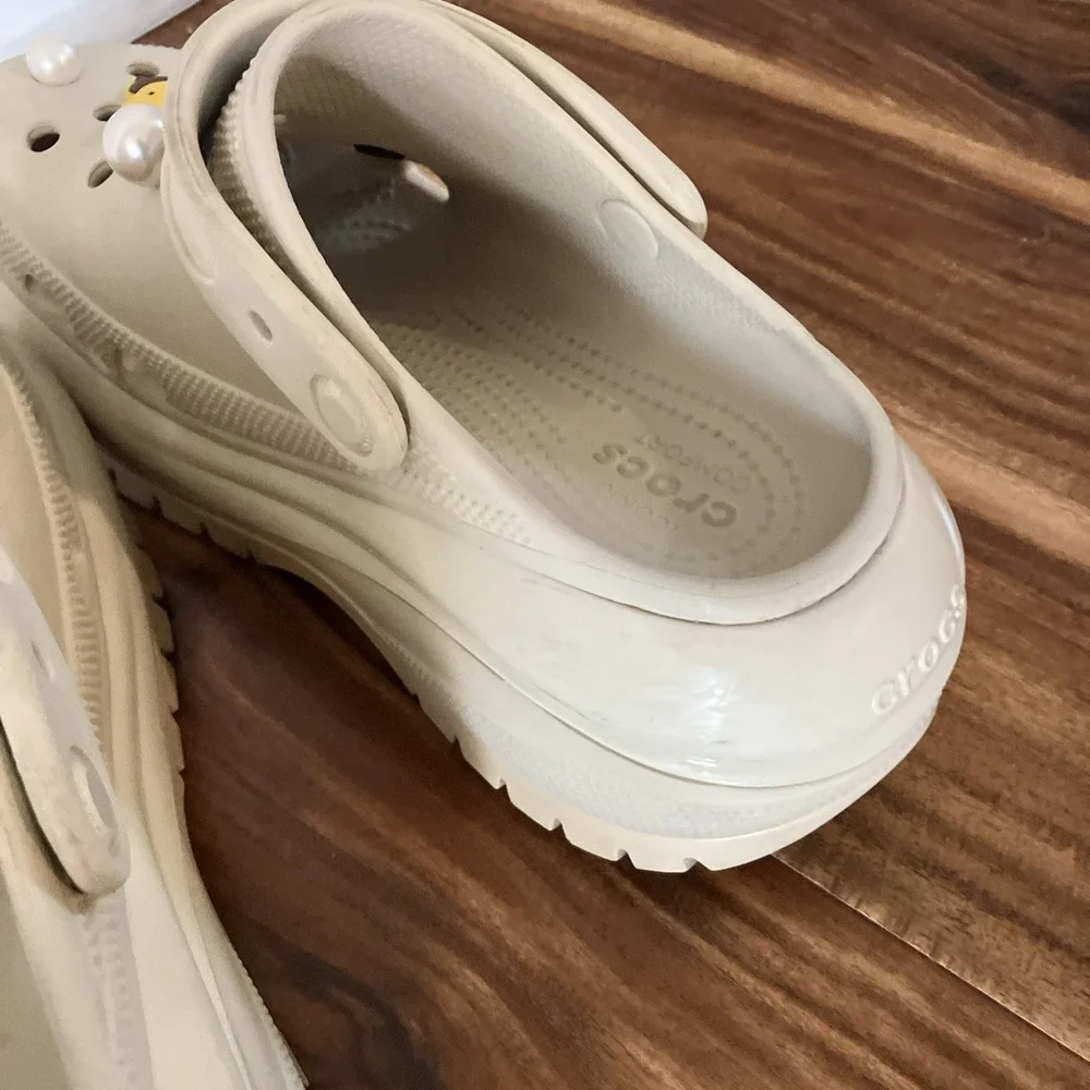 Crocs Platform Men's 5  Women's 7 Classic Stomp Clog Chalk/Ivory With Charms